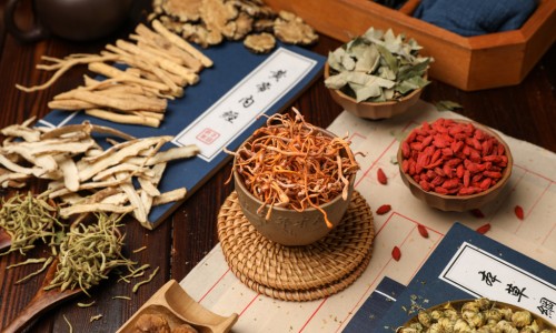 激素皮炎吃了1年多中成药-激素性皮炎吃中药能治愈吗,中国激素型皮炎不严重吃中药多久能网站